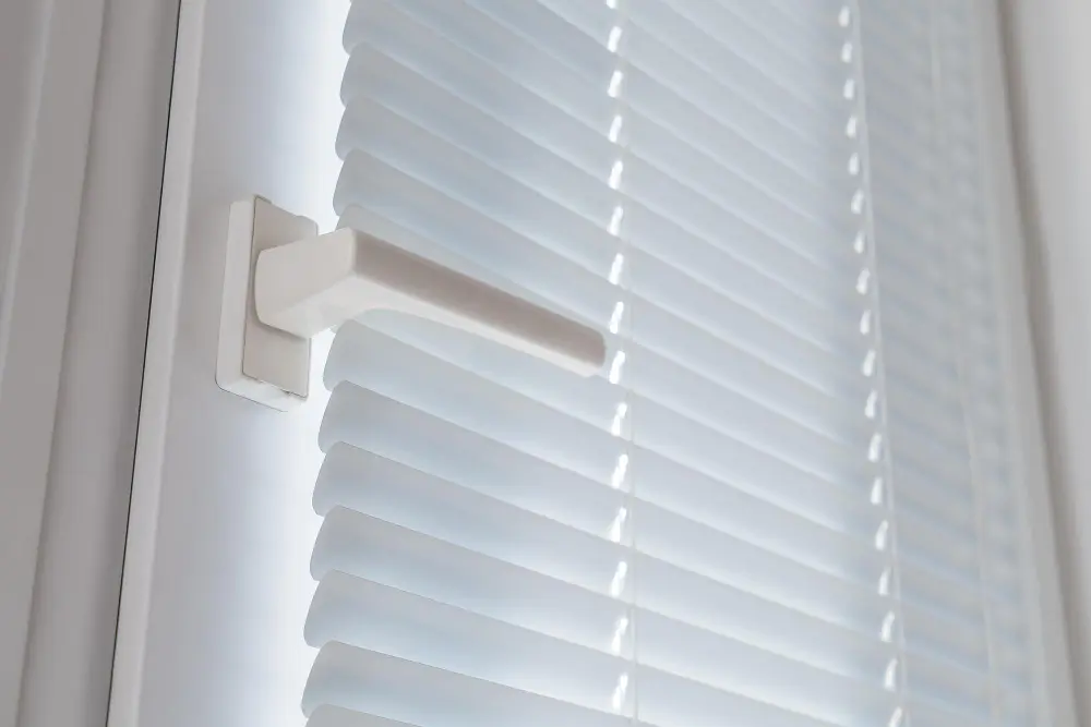persianas-obturador-ventana-cerrada-manija
